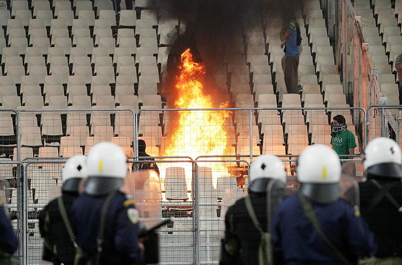 Schwere Aussreitungen in Athen: Im Duell zwischen Panathinaikos und Olympiakos geriet der Fußball zur Nebensache. Chaoten ließen es im Athener Stadion brennen, es gab viele Verletzte. Das Spiel wurde abgebrochen. Die Bilder