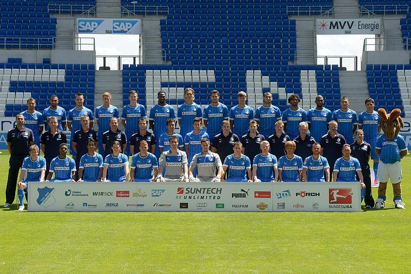 Die Mannschaft von TSG 1899 Hoffenheim: Obere Reihe (l-r): Sejad Salihovic, Daniel Williams, , Matthias Jaissle, Sven Schipplock, Michael Gregoritsch, Isaac Vorsah, Jannik Vestergaard, Matthieu Delpierre, Stefan Thesker, Eren Derdiyok, Marvin Compper, Ryan Babel, Fabian Johnson, Kevin Volland. Mittlere Reihe (l-r): Markus Babbel (Cheftrainer), Rainer Widmayer (Co-Trainer), Christof Elser (Athletiktrainer), Zsolt Petry (Torwarttrainer), Yannick Obenauer (Athletiktrainer), Roberto Firmino, Sandro Wieser, Dr. Henning Ott (Teamarzt), Peter Geigle (Physiotherapeut), Christian Neitzert (Physiotherapeut), Heinz Seyfert (Zeugwart und Betreuer), Matthias Bauer (Busfahrer und Betreuer), Karolin Kieffer (Physiotherapeutin), Hoffi (Maskottchen). Untere Reihe (l-r): Dominik Kaiser, Joseph-Claude Gyau, Ahmed Sassi, Sebastian Rudy, Boris Vukcevic, Koen Casteels, Jens Grahl, Filip Malbasic, Andreas Beck, Takashi Usami, Stephan Schröck, Tobias Weis.