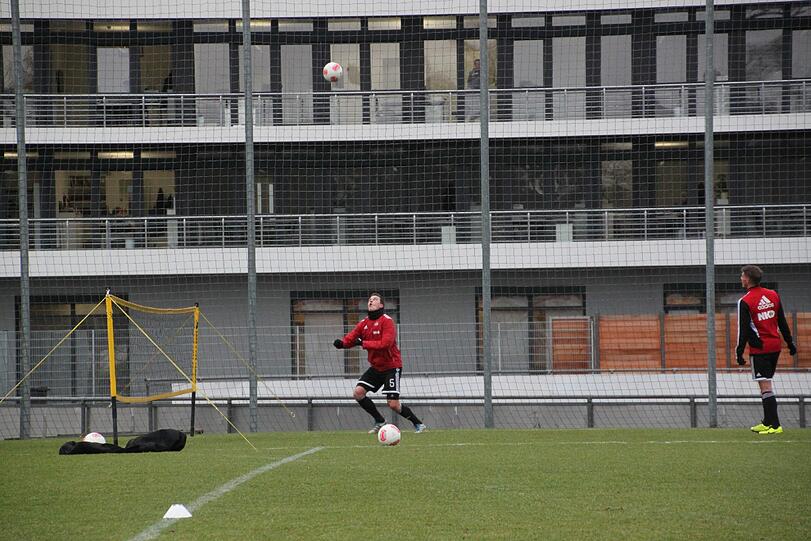Hanno Balitsch (l.) und Mike Frantz beim Fußballtennis.