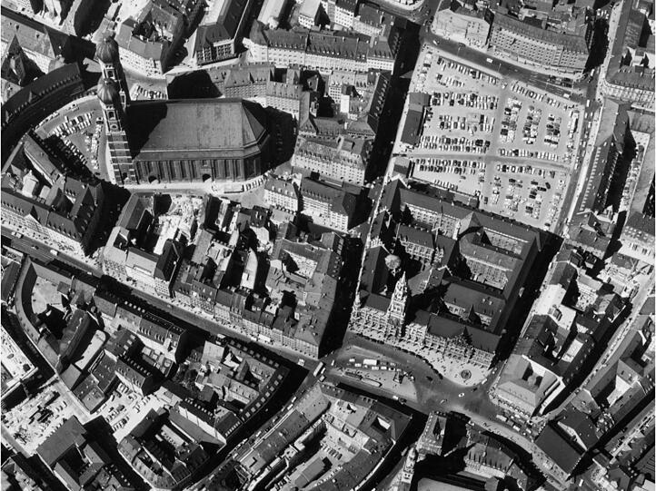 1962: Jetzt steht schon wieder fast alles &ndash; und am Marienhof parken noch mehr Autos.