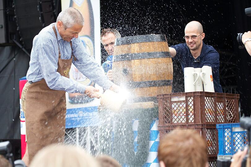 Spritzig, spritzig: Hofbräu-Chef Michael Möller beim Anzapfen auf der HB-Dult. Hofbräu München lädt am Samstag wieder zur Dult auf das Brauereigelände.