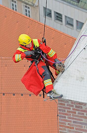 12. März: Ein Einsatz für Männer mit starken Nerven. Auf dem Nordturm der Frauenkirche hat sich in 60 Metern Höhe ein Falke in einem Netz verfangen. Höhenretter befreien den Vogel.