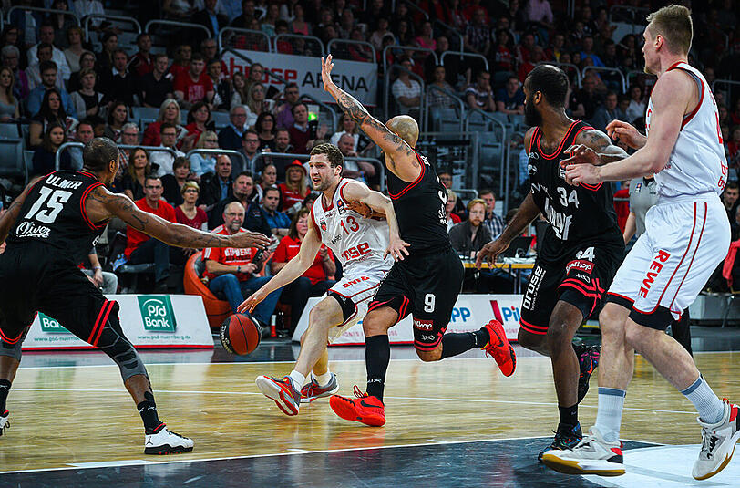 Szene aus dem Spiel zwischen den Brose Baskets Bamberg und Würzburg.