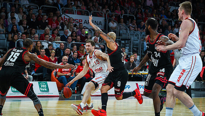 Szene aus dem Spiel zwischen den Brose Baskets Bamberg und Würzburg. Szene aus dem Spiel zwischen den Brose Baskets Bamberg und Würzburg.
