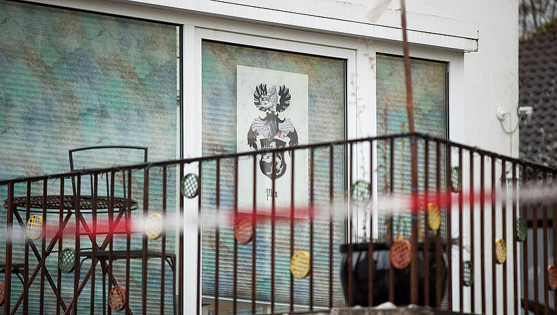 Der Reichsbrüger, der im vergangenen Jahr einen Polizisten erschossen hat, wird wegen Mordes angeklagt. Der Reichsbrüger, der im vergangenen Jahr einen Polizisten erschossen hat, wird wegen Mordes angeklagt.