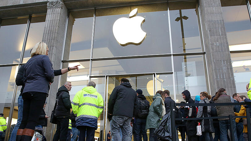 Auch in Hamburg zu sehen: Eine Schlange vor dem Apple-Store.