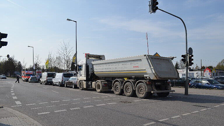 Der Lkw konnte nicht mehr rechtzeitig bremsen. Der Lkw konnte nicht mehr rechtzeitig bremsen.