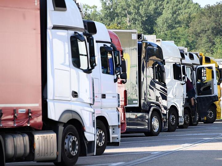 Lastwagen stehen auf dem Rastplatz einer Autobahn. Foto: Uli Deck/Archiv