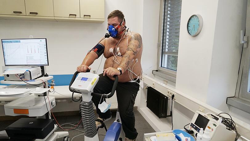 Nur noch 20 Prozent im Vergleich zu früher: Max Sch. strampelt auf dem Fahrradergometer in der Post-Covid-Ambulanz im Klinikum Großhadern.