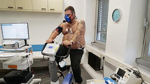 Nur noch 20 Prozent im Vergleich zu früher: Max Sch. strampelt auf dem Fahrradergometer in der Post-Covid-Ambulanz im Klinikum Großhadern.