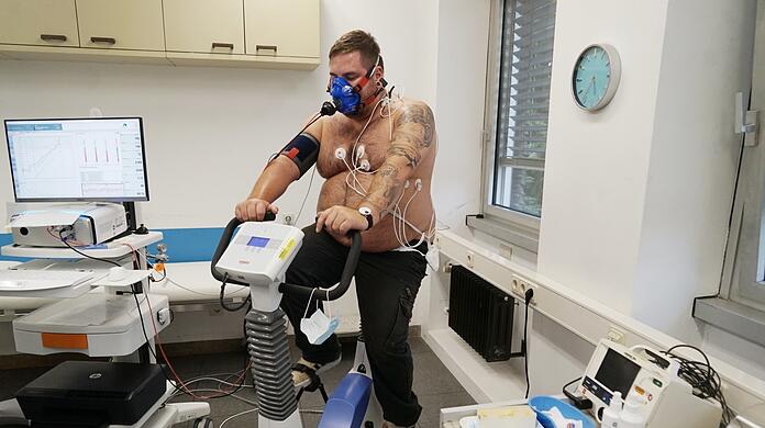 Nur noch 20 Prozent im Vergleich zu früher: Max Sch. strampelt auf dem Fahrradergometer in der Post-Covid-Ambulanz im Klinikum Großhadern.