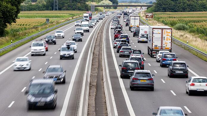 Die Männer überholten teilweise rechts auf der Autobahn. (Symbolbild)