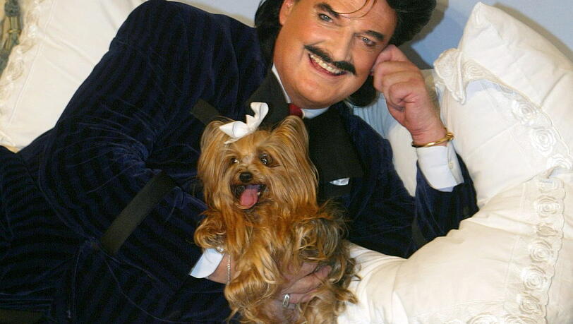 Rudolph Moshammer liegt mit seinem Hund Daisy im Bett. Rudolph Moshammer liegt mit seinem Hund Daisy im Bett.