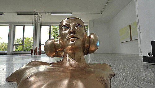 Gespenstisch: Peter Senoners „Head M.“ in der Oechsner Galerie. Gespenstisch: Peter Senoners „Head M.“ in der Oechsner Galerie.
