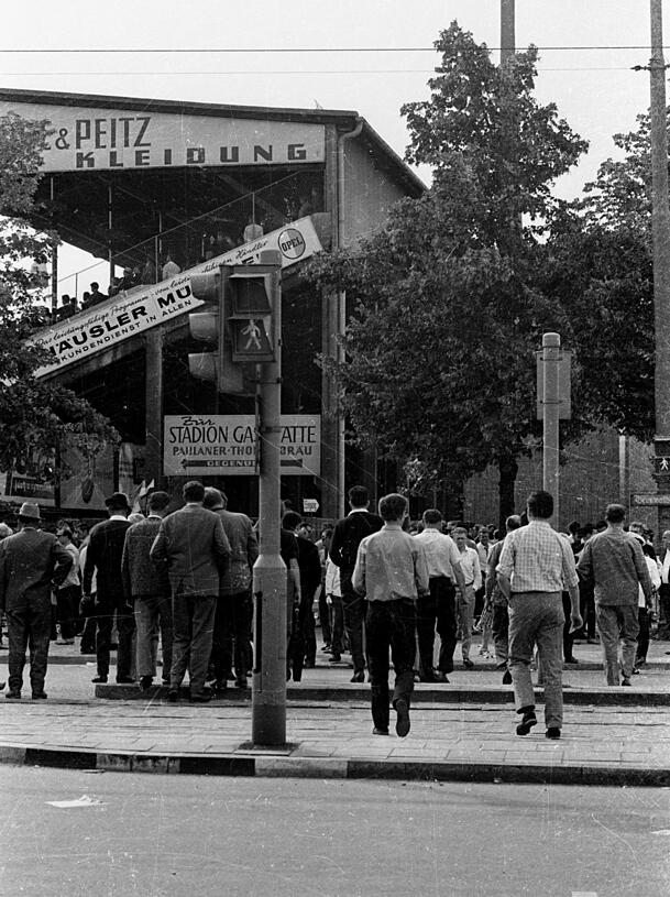 Ein Stadion mitten in der Stadt, so ist es M&uuml;nchner Tradition: Hier sind Fans MItte der 60er-Jahre auf dem Weg zu einem Spiel.