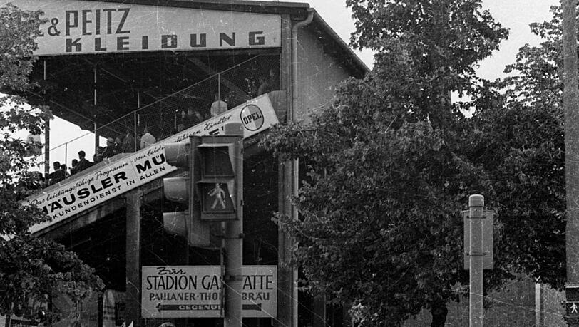 Ein Stadion mitten in der Stadt, so ist es M&uuml;nchner Tradition: Hier sind Fans MItte der 60er-Jahre auf dem Weg zu einem Spiel.