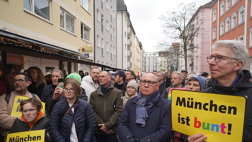 Viele Menschen zeigen am Freitagabend (10.4.) Solidarit&auml;t mit den Betreibern des Restaurants "Eclipse". Im Bild unter anderem (v.li.):  CSU-Stadtrat Thomas Schmid, Gr&uuml;nen-Stadtrat David S&uuml;&szlig;, Gr&uuml;nen-Stadtrat Beppo Brem, SPD-Stadtr&auml;tin Barbara Likus.