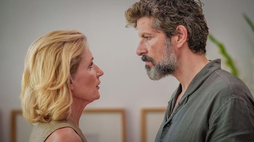 Top-Ärztin Martina (Maria Furtwängler) verhält sich im ARD-Drama "Bis zur Wahrheit" nach dem Urlaub zweier befreundeter Familien irgendwie seltsam. So empfindet es jedenfalls ihr Ehemann Andi (Pasquale Aleardi). Im Urlaub erlebte Martina einen sexuellen Übergriff durch den Sohn ihrer Freundin. Top-Ärztin Martina (Maria Furtwängler) verhält sich im ARD-Drama "Bis zur Wahrheit" nach dem Urlaub zweier befreundeter Familien irgendwie seltsam. So empfindet es jedenfalls ihr Ehemann Andi (Pasquale Aleardi). Im Urlaub erlebte Martina einen sexuellen Übergriff durch den Sohn ihrer Freundin.