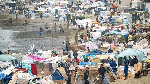 Ein Gro&szlig;teil der noch etwa 5.000 Migranten in Ceuta kampiert seit Wochen an Str&auml;nden und an Stra&szlig;enr&auml;ndern der von dem Andrang &uuml;berforderten spanischen Nordafrika-Exklave Ceuta.