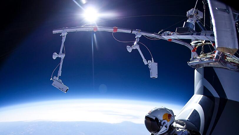 Irrer Sprung: Hier stürzt sich Extremsportler Felix Baumgartner aus 29 Kilometern Höhe in die Tiefe. Irrer Sprung: Hier stürzt sich Extremsportler Felix Baumgartner aus 29 Kilometern Höhe in die Tiefe.
