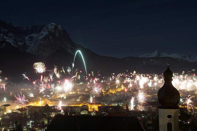 München in der Silvesternacht. Es ist beeindruckend wie sich die vielen einzelnen Feuerwerke zu einem Gesamtkunstwerk zusammenfügen.