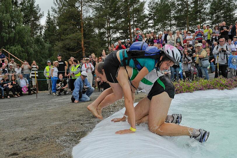 ...ist das Ziel erreicht und die Frau darf "abgenommen" werden.Die spinnen die Finnen."Wife Carrying" in Finnland.