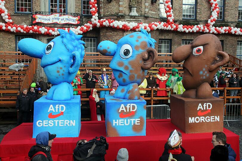 Ein Mottowagen mit dem Thema AfD fährt am Rosenmontag in Düsseldorf vor das Rathaus.