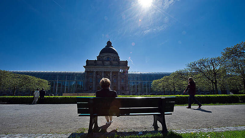 Die Sonne im Münchner Hofgarten genießen.
In den nächsten Tagen soll dies durchaus möglich sein. Die Sonne im Münchner Hofgarten genießen.
In den nächsten Tagen soll dies durchaus möglich sein.