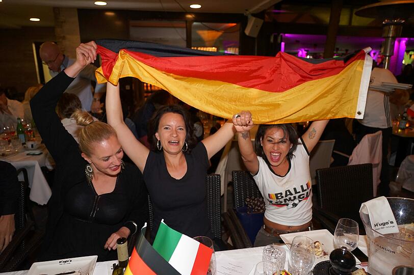 Hunderte feierten den Einzug ins Halbfinale im H'ugo's