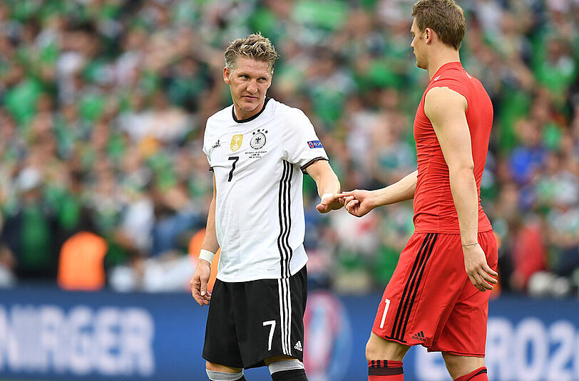 Bei der Euro 2016 in Frankreich noch gemeinsam in der deutschen Nationalmannschaft: Bastian Schweinsteiger (l.) und Manuel Neuer.
