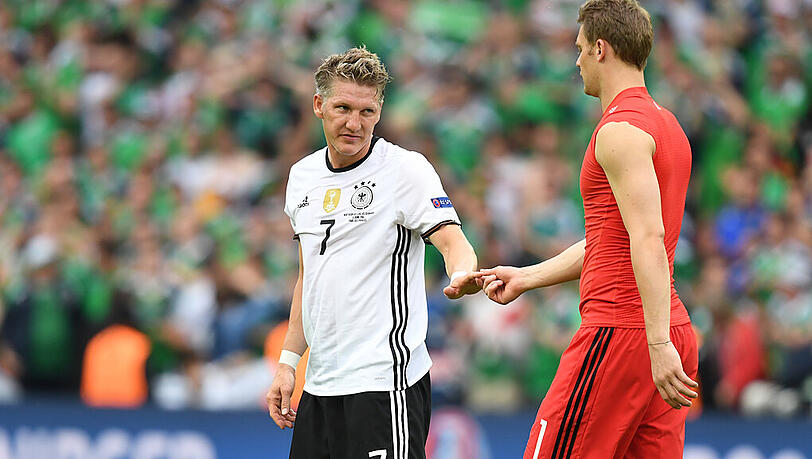 Bei der Euro 2016 in Frankreich noch gemeinsam in der deutschen Nationalmannschaft: Bastian Schweinsteiger (l.) und Manuel Neuer. Bei der Euro 2016 in Frankreich noch gemeinsam in der deutschen Nationalmannschaft: Bastian Schweinsteiger (l.) und Manuel Neuer.