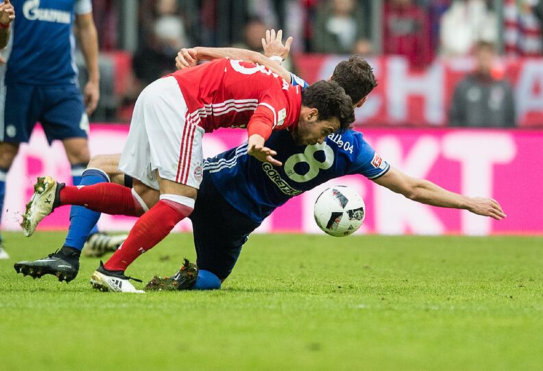 Juan Bernat: Note 5 - Der Spanier, stets zweiter Mann auf der linken Abwehrseite, durfte mal wieder ran. Verzettelte sich anfangs zwei Mal in der Rückwärtsbewegung. Versuchte sich als Distanzschütze (25.). Insgesamt ist das alles jedoch zu wenig. Hat keinen Rhythmus, daher keine Form. Raus nach 77 Minuten.