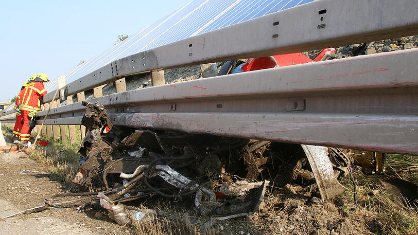 Der Ferrari wurde von der Leitplanke in Stücke gerissen, der Fahrer hatte keine Chance &ndash; die Bilder von der Unfallstelle.