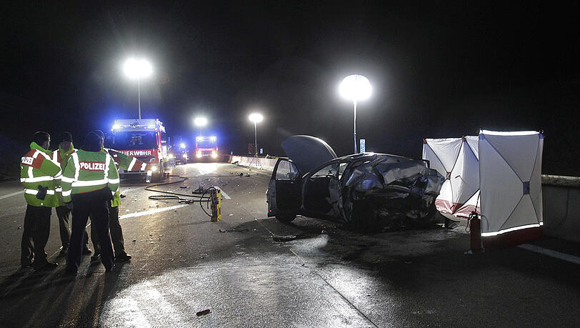 Feuerwehr und Polizei sind an einer Unfallstelle auf der A8 im Einsatz.