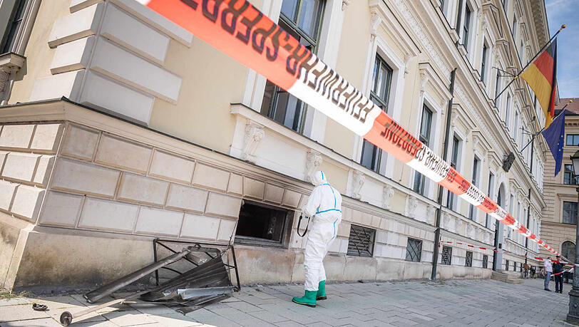 Ein Polizist von der Spurensicherung vor einem Kellerfensters des bayerischen Finanzministeriums in der Münchner Innenstadt. Ein Polizist von der Spurensicherung vor einem Kellerfensters des bayerischen Finanzministeriums in der Münchner Innenstadt.