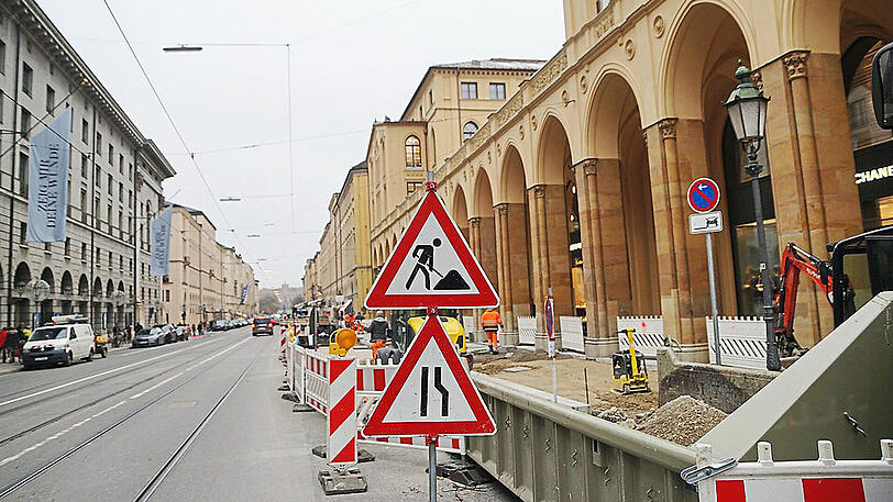 Der Gehsteig ist eine Dauerbaustelle.
