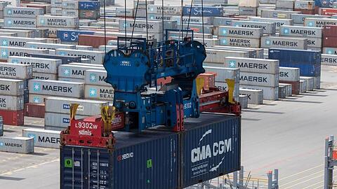 Exportnation Deutschland: Container werden im JadeWeserPort verladen.