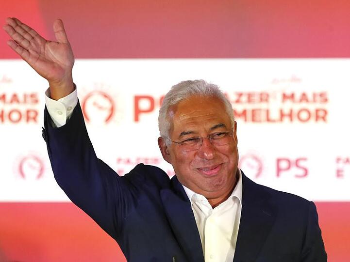Portugals linker Ministerpräsident António Costa jubelt nach seinem Wahlsieg.