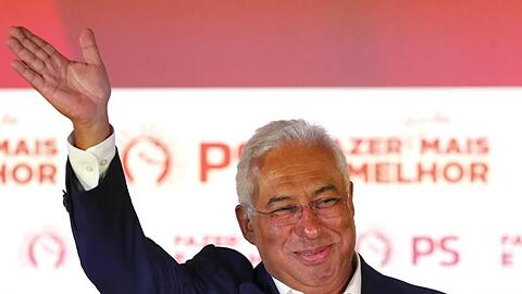 Portugals linker Ministerpräsident António Costa jubelt nach seinem Wahlsieg.