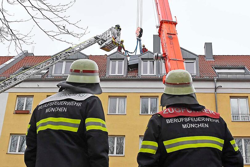 Mit Hilfe eines 50-Tonnen-Krans brachte die Feuerwehr den Kamin sicher auf den Boden.