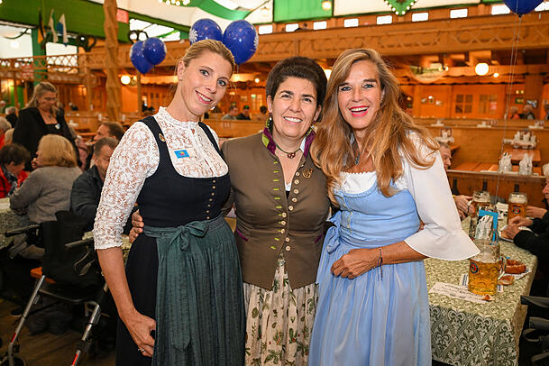 Madlen Stephan (li.) und Claudia Sauter (re.) aus dem Vereinsvorstand mit Armbrustschützenzelt-Wirtin Katharina Inselkammer (Mitte). Madlen Stephan (li.) und Claudia Sauter (re.) aus dem Vereinsvorstand mit Armbrustschützenzelt-Wirtin Katharina Inselkammer (Mitte).