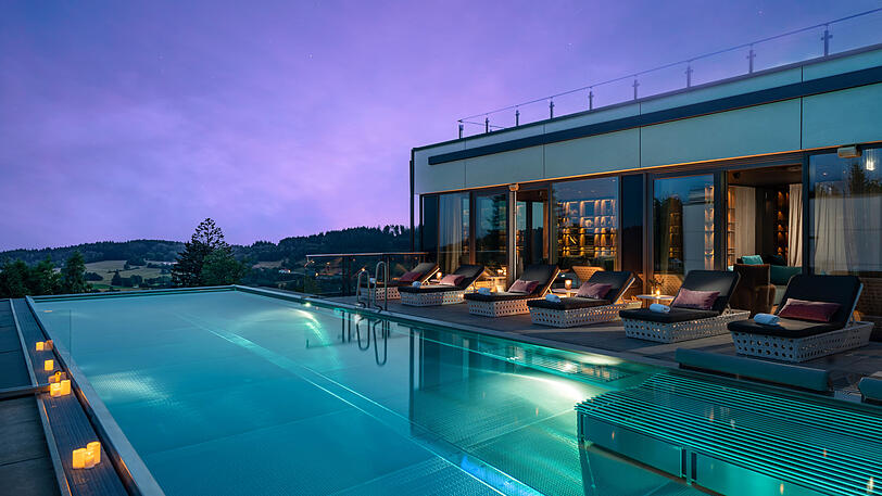 Im neuen Sky-Infinitypool, schwimmen Sie bei 32 Grad im Außenbecken bis zu den Wolken mit Blick über das Donautal zu den Alpen.