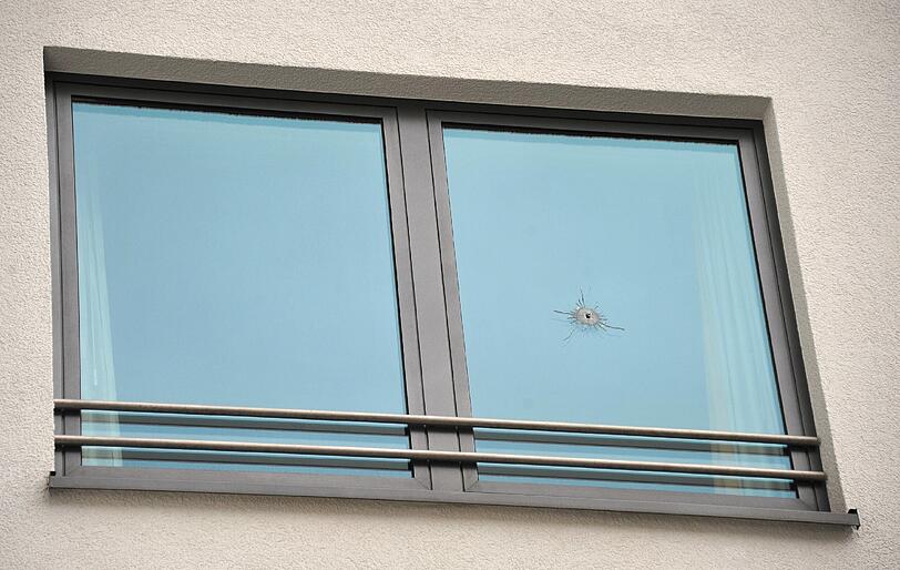 Das Hotel Courtyard by Marriott in der Schwanthalerstraße hat ein unbekannter Schütze ins Visier genommen: Bilder zeigen die Einschüsse.
