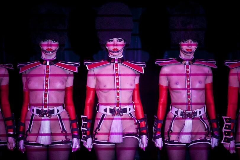 "Crazy Horse Cabaret" begeistert weltweilt mit seiner heißen Show.
