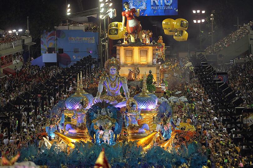 Bei 30 Grad um Mitternacht zog in Rio die Sambaschule Unidos de Tijuca in prächtigen Kostümen durch die Straßen und warb für Deutschland.