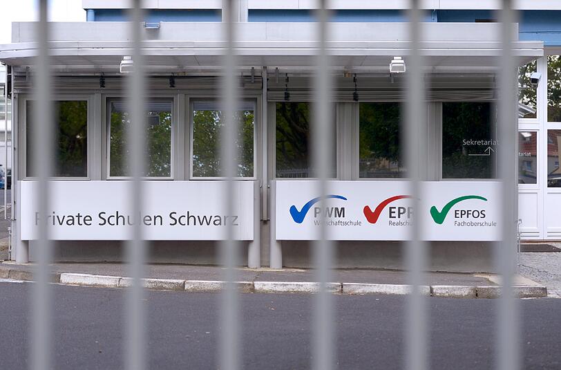 Eingang der Privaten Fachoberschule in Schweinfurt, wo 25 von 27 Schülern durch die Abi-Prüfungen gefallen sind.