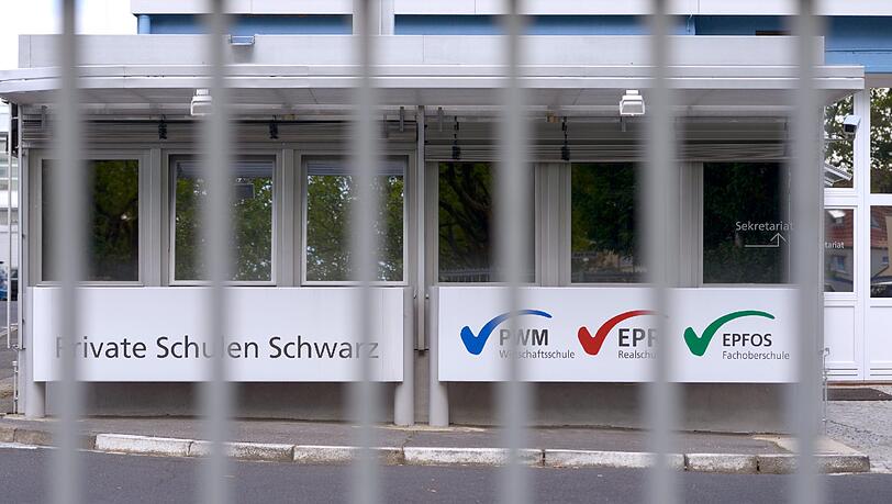 Eingang der Privaten Fachoberschule in Schweinfurt, wo 25 von 27 Schülern durch die Abi-Prüfungen gefallen sind. Eingang der Privaten Fachoberschule in Schweinfurt, wo 25 von 27 Schülern durch die Abi-Prüfungen gefallen sind.