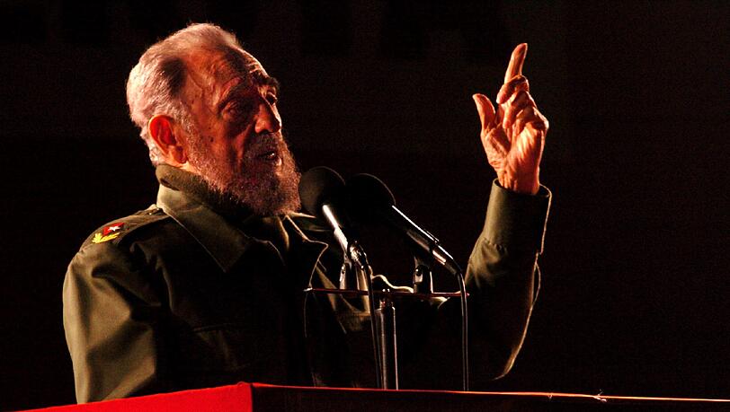 Das kubanische Staatsfernsehen verkündete, der ehemalige Präsident Fidel Castro sei am 25. November im Alter von 90 Jahren gestorben. Das kubanische Staatsfernsehen verkündete, der ehemalige Präsident Fidel Castro sei am 25. November im Alter von 90 Jahren gestorben.