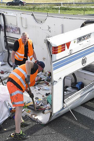Die Bilder vom dramatischen Wohnwagen-Unfall bei Garching.