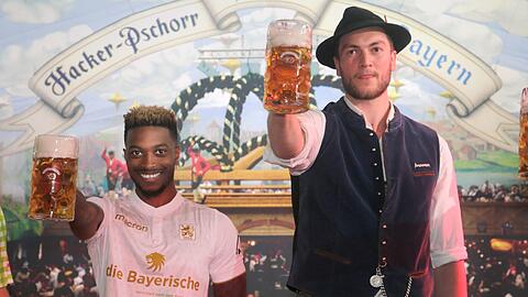 Nur knapp zweiter Sieger: Sechzigs Nono Koussou (l.) unterlag Eishockey-Profi Konrad Abeltshauser im Masskrugstemmen, ist in dem EHC-Spieler aber einen Sympathisanten seines Klubs begegnet.